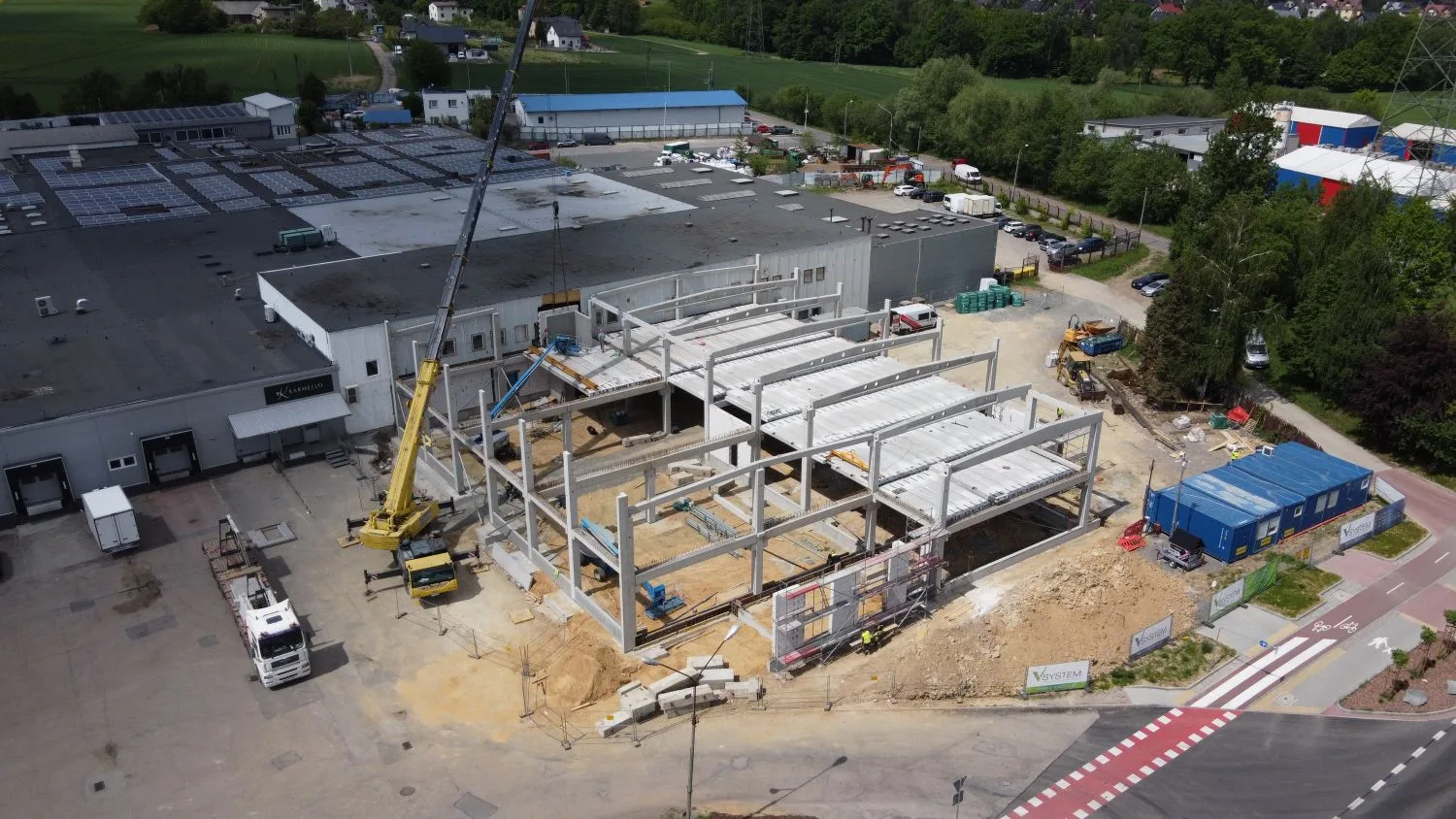 Plac budowy w Czechowicach-Dziedzicach – prefabrykowana konstrukcja hali produkcyjno-usługowej realizowanej przez VSYSTEM