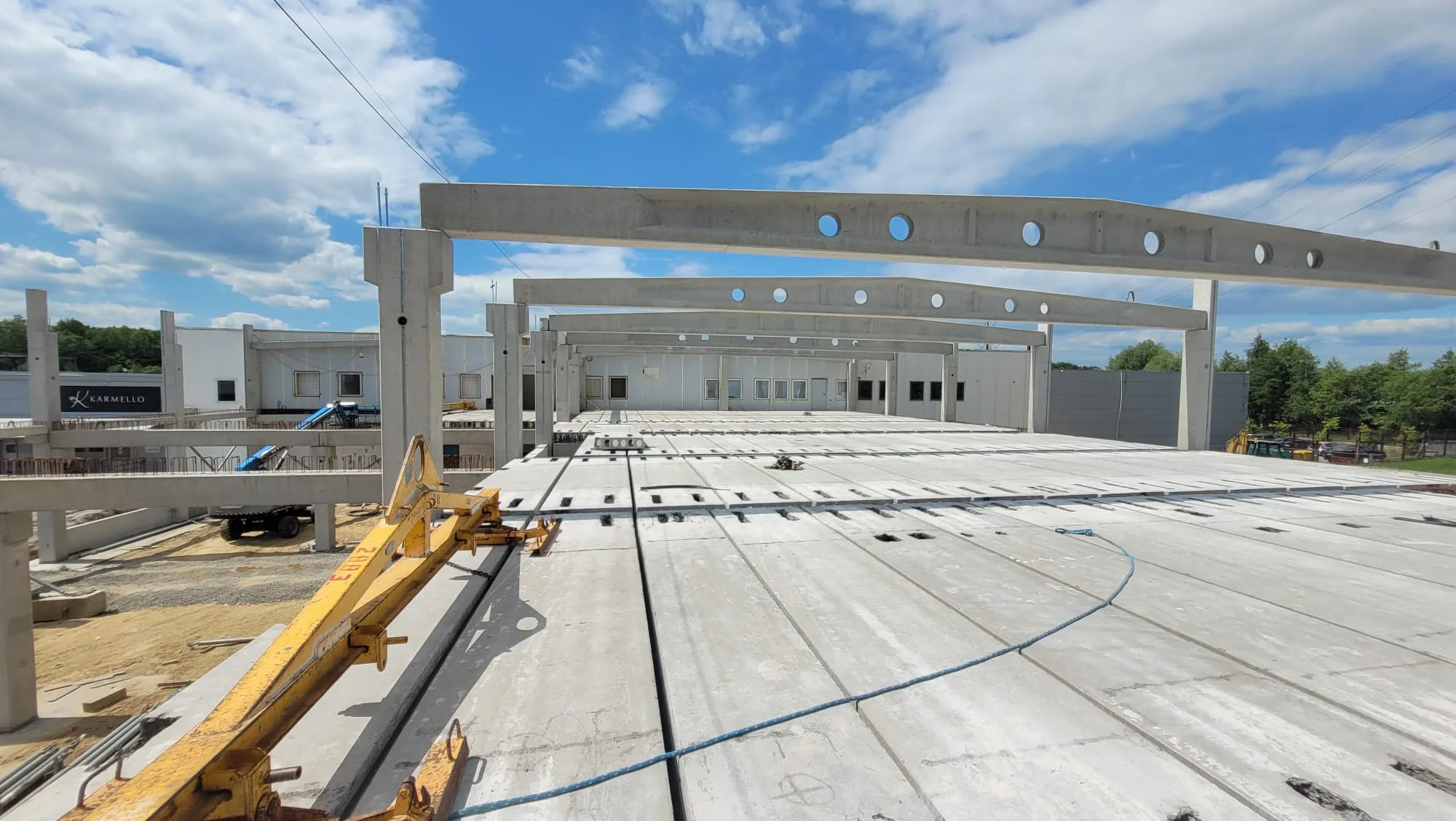 Montaż prefabrykowanych belek i stropów w budynku produkcyjno-usługowym dla Karmello w Czechowicach-Dziedzicach, realizowanym przez VSYSTEM jako generalnego wykonawcę