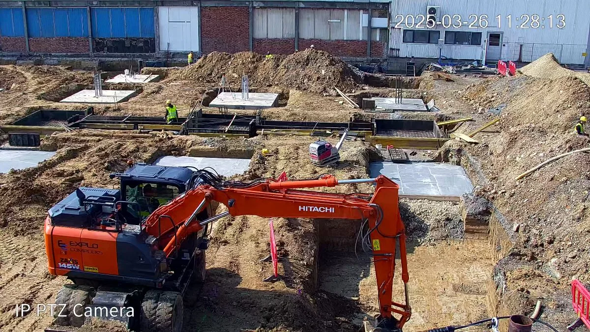 Koparka przy pracach ziemnych podczas budowy fundamentów budynku produkcyjno-usługowego dla Karmello
