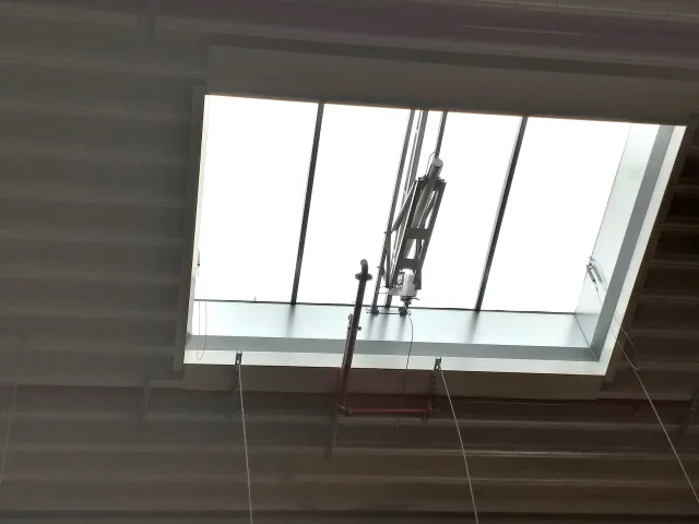 Klapa oddymiająca w dachu hali – przykład systemu oddymiania grawitacyjnego instalowanego przez VSYSTEM.