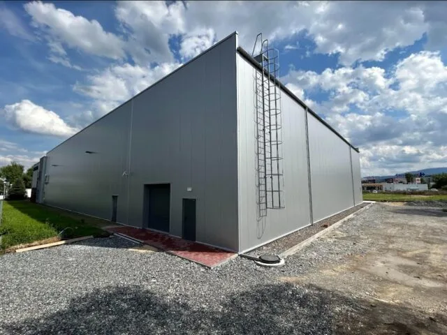 Zewnętrzna elewacja nowo wybudowanej hali magazynowej wykonanej przez VSYSTEM w ramach generalnego wykonawstwa inwestycji budowlanej na Śląsku.