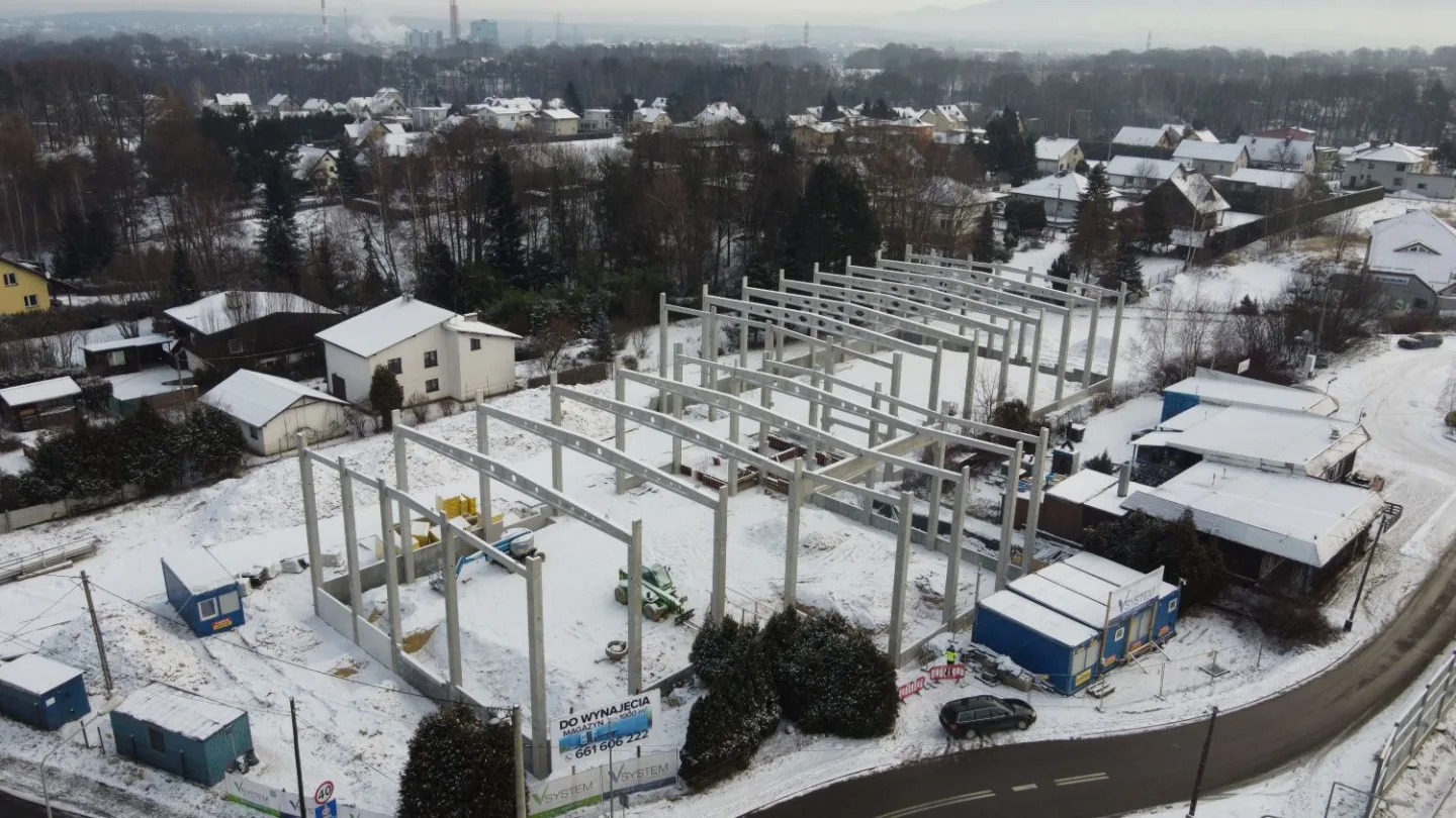 Widok ogólny na konstrukcję dwóch hal magazynowo-usługowych dla ŁAKOĆ przy ul. Lipowskiej – generalne wykonawstwo VSYSTEM