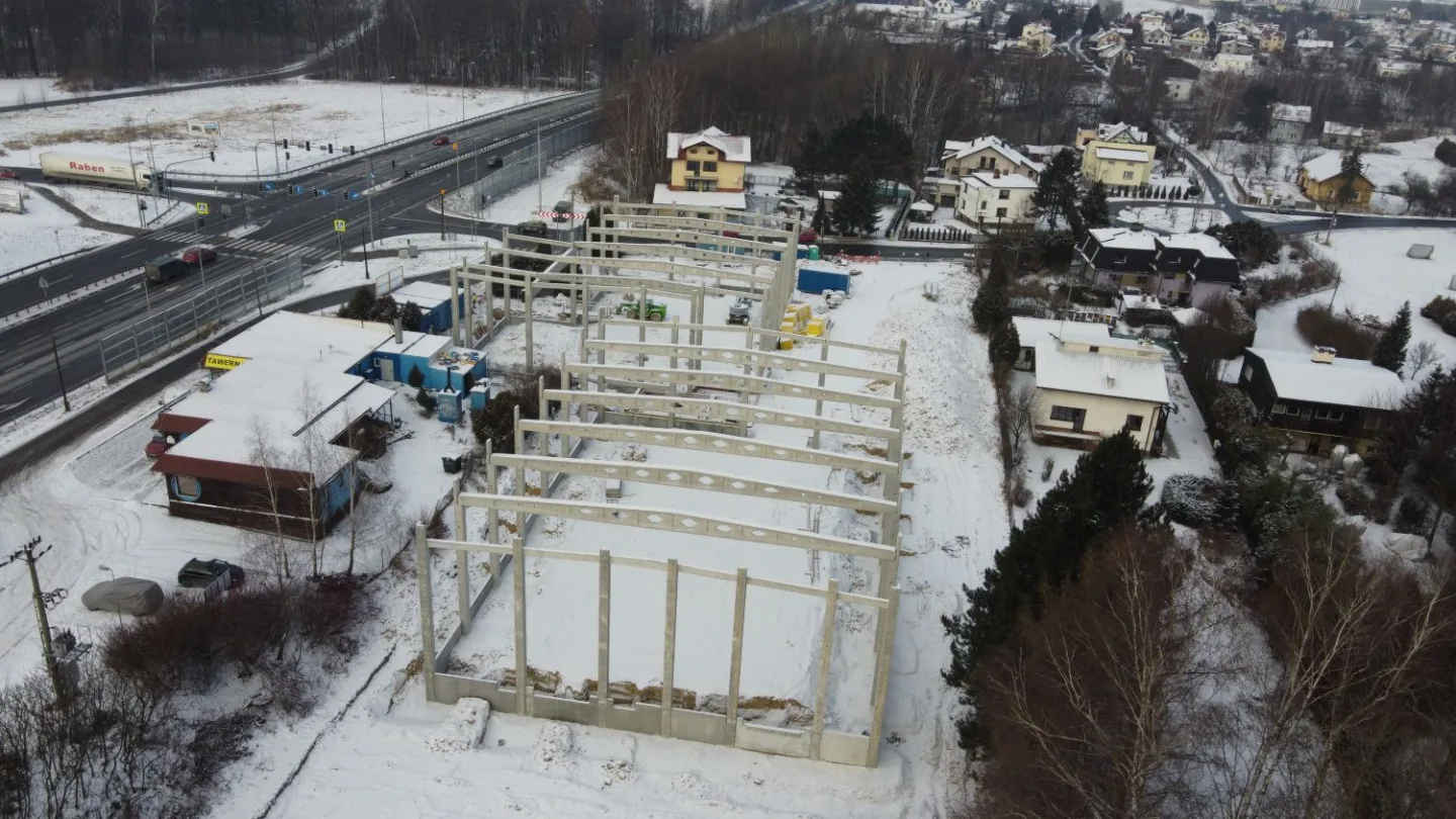 Zimowy etap realizacji inwestycji ŁAKOĆ w Czechowicach-Dziedzicach – prefabrykowana konstrukcja hal montowana przez VSYSTEM