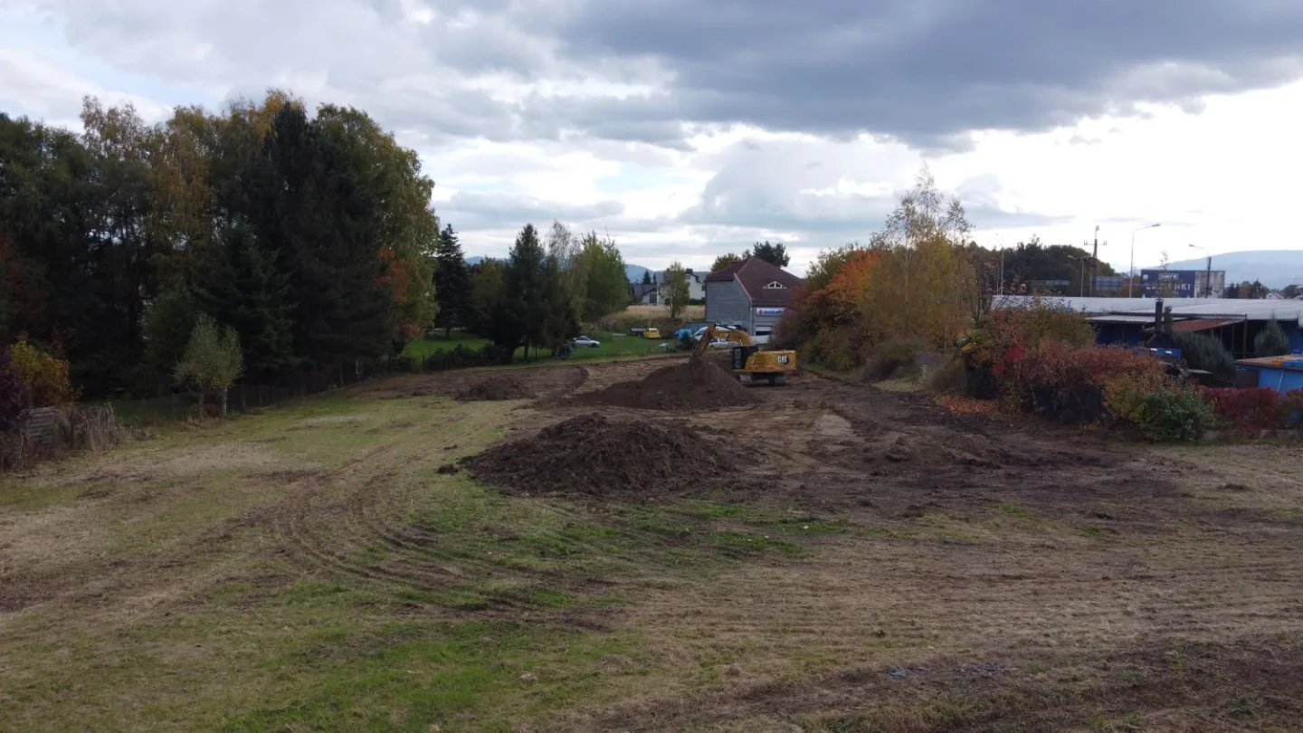 Roboty ziemne na placu budowy inwestycji dla ŁAKOĆ Sp. z o.o. w Czechowicach-Dziedzicach – przygotowanie terenu pod hale magazynowo-usługowe realizowane przez VSYSTEM jako generalnego wykonawcę