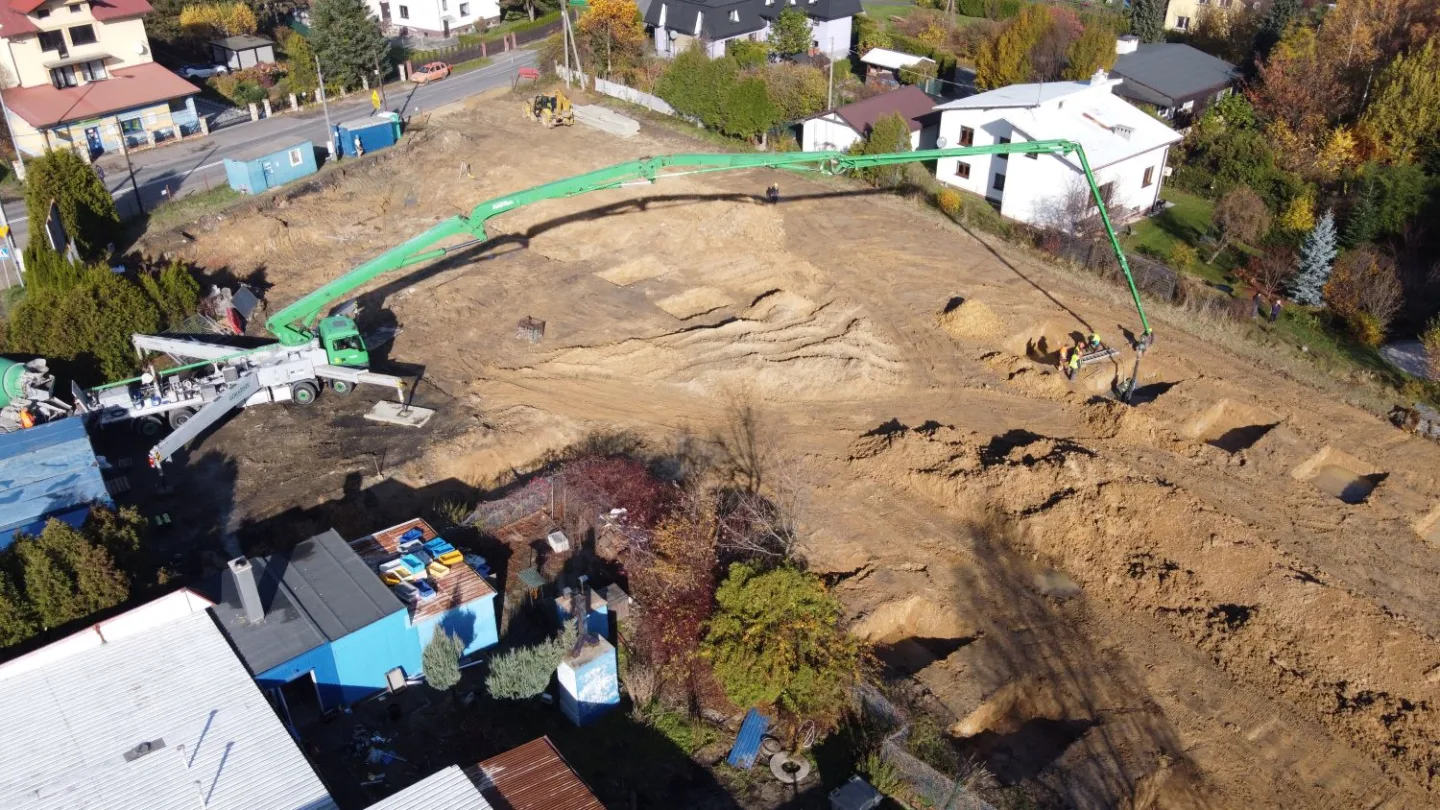 Betonowanie fundamentów pod obiekty magazynowo-usługowe dla ŁAKOĆ Sp. z o.o. – realizacja VSYSTEM jako generalnego wykonawcy w Czechowicach-Dziedzicach