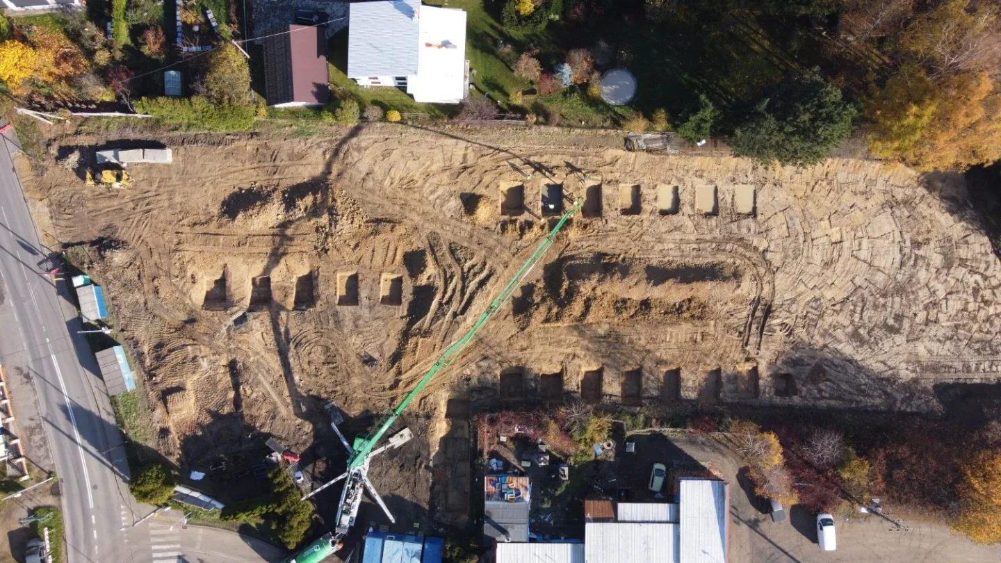 Wykopy pod fundamenty obiektów magazynowo-usługowych w Czechowicach-Dziedzicach – etap realizacji inwestycji ŁAKOĆ prowadzonej przez VSYSTEM