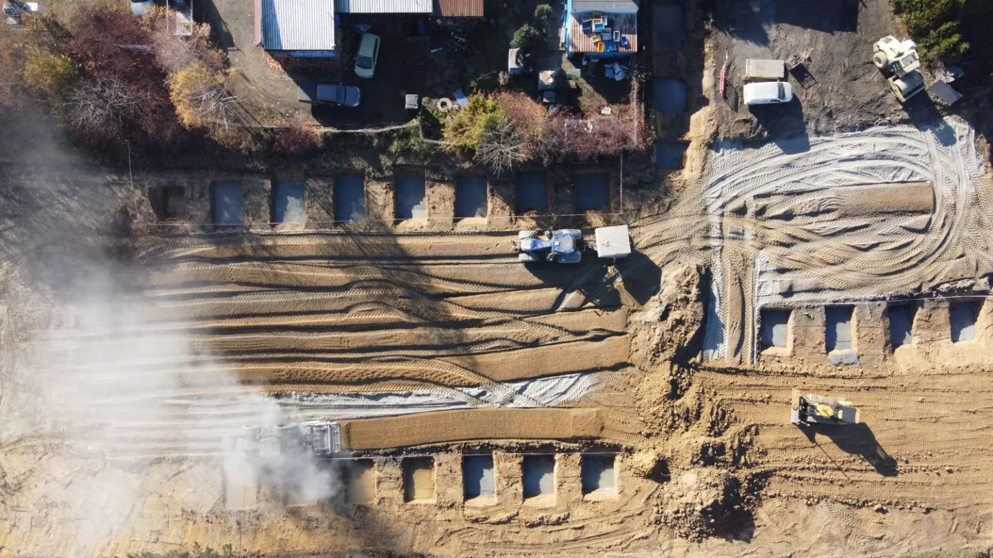 Fundamenty i układ konstrukcyjny dwóch hal magazynowo-usługowych dla ŁAKOĆ w Czechowicach-Dziedzicach – realizacja VSYSTEM w systemie generalnego wykonawstwa