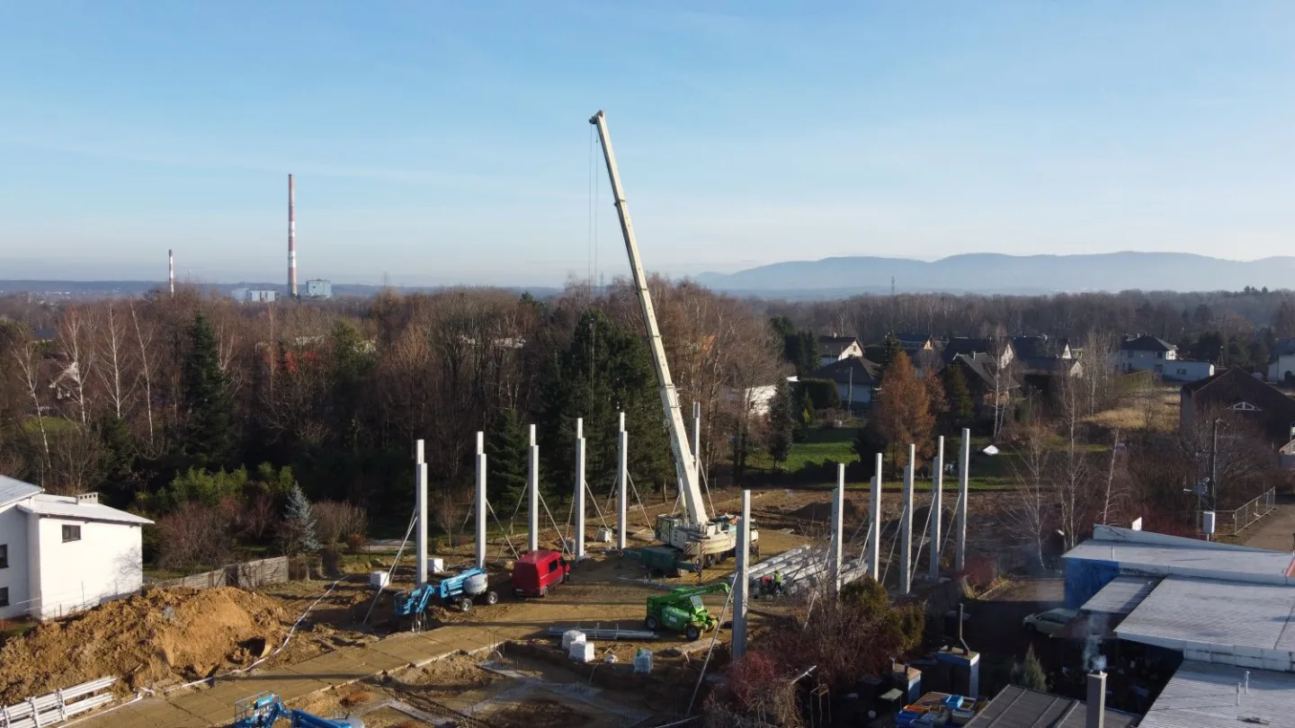 Montaż prefabrykowanych słupów konstrukcyjnych hal magazynowo-usługowych dla ŁAKOĆ w Czechowicach-Dziedzicach – realizacja VSYSTEM jako generalnego wykonawcy