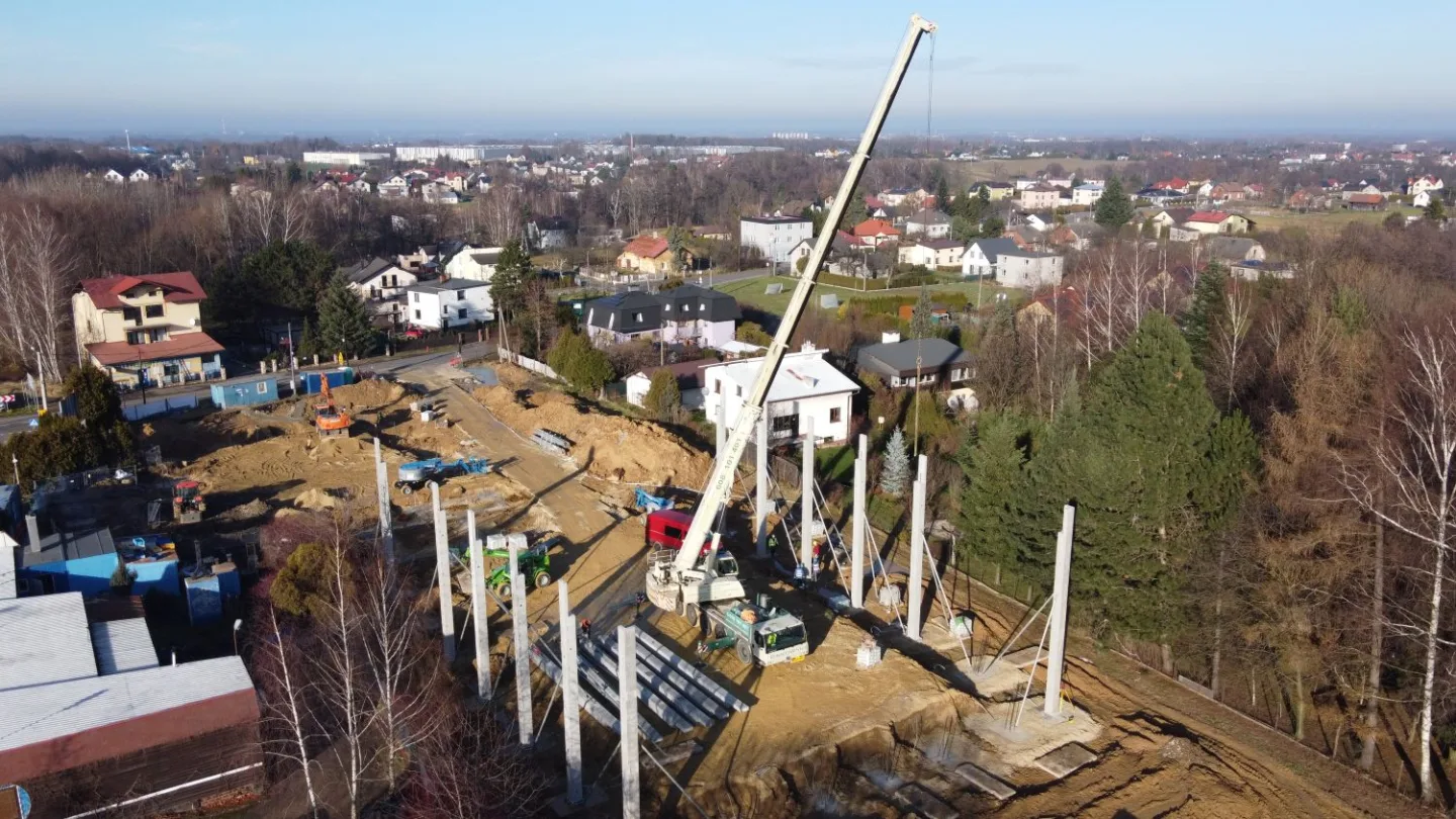 Etap montażu prefabrykowanej konstrukcji hal magazynowo-usługowych przy ul. Lipowskiej w Czechowicach-Dziedzicach – inwestycja prowadzona przez VSYSTEM