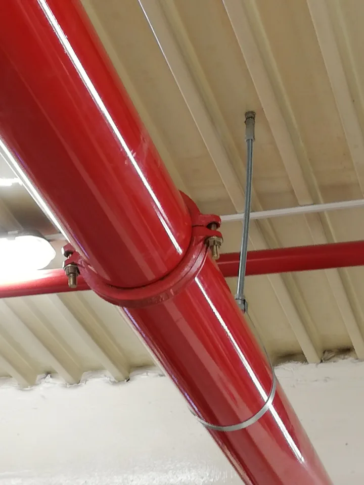 Rurociąg instalacji PPOŻ prowadzony pod stropem w hali przemysłowej