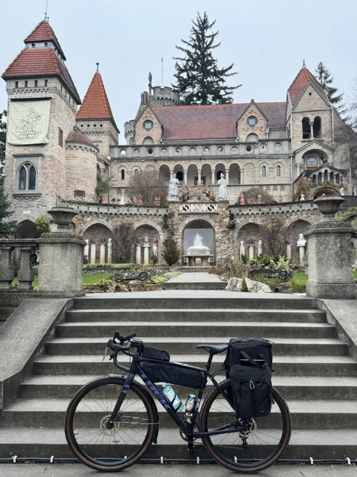 Rower Damiana Stawickiego przygotowany do wyprawy #KilometryDlaKazia podczas postoju przy zabytkowym obiekcie