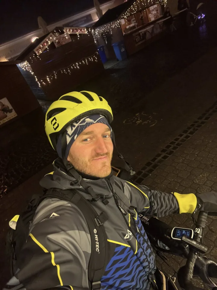 Damian Stawicki podczas zimowej wyprawy rowerowej #KilometryDlaKazia – selfie na trasie