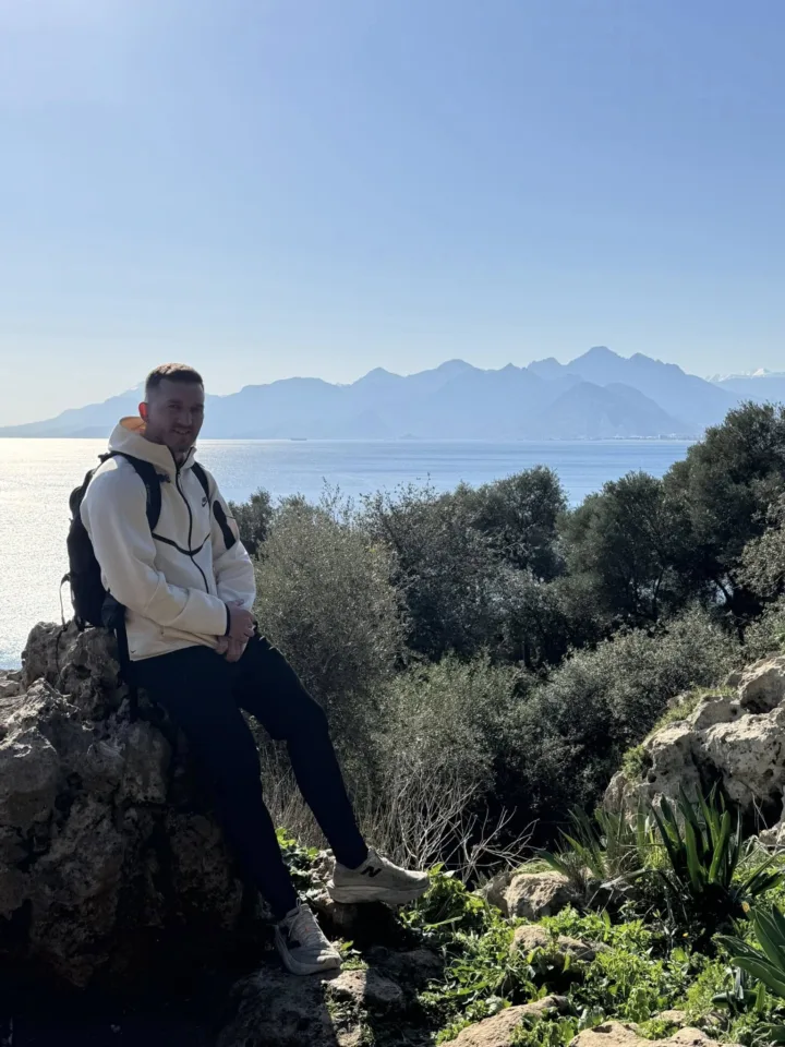 Damian Stawicki na punkcie widokowym nad morzem podczas wyprawy rowerowej do Stambułu