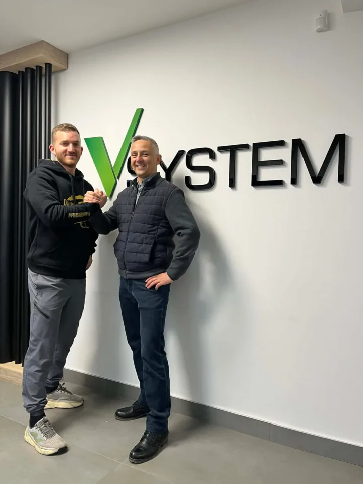 Damian Stawicki i Wojciech Czarnynoga - wiceprezes VSYSTEM – firma sponsorem wyprawy #KilometryDlaKazia