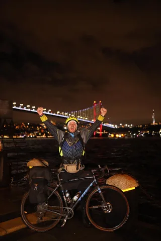 Damian Stawicki z rowerem w Stambule podczas wyprawy #KilometryDlaKazia – most Bosforski w tle