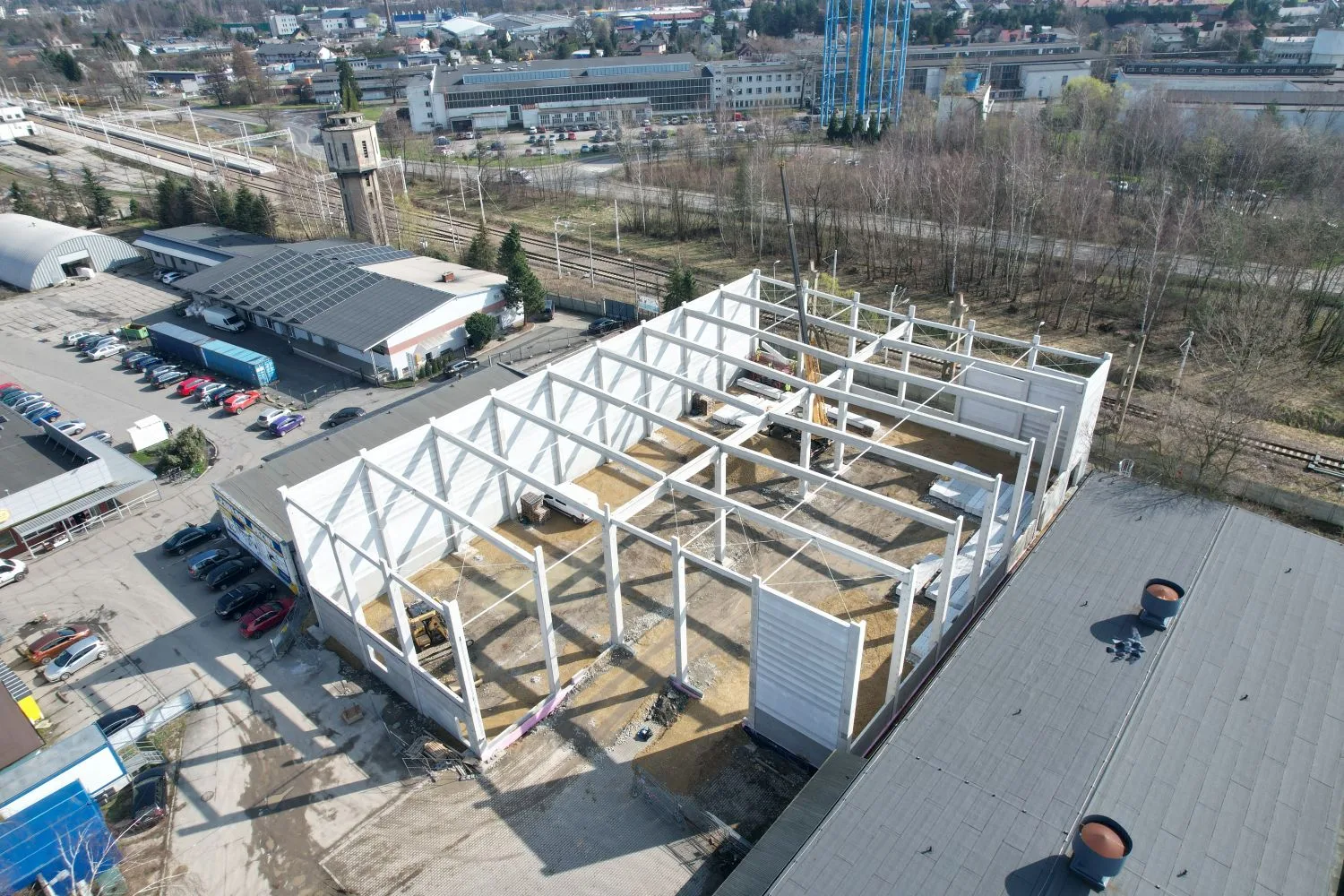 prefabrykowana żelbetowa konstrukcja hali magazynowej Łakoć – plac budowy i elementy konstrukcyjne