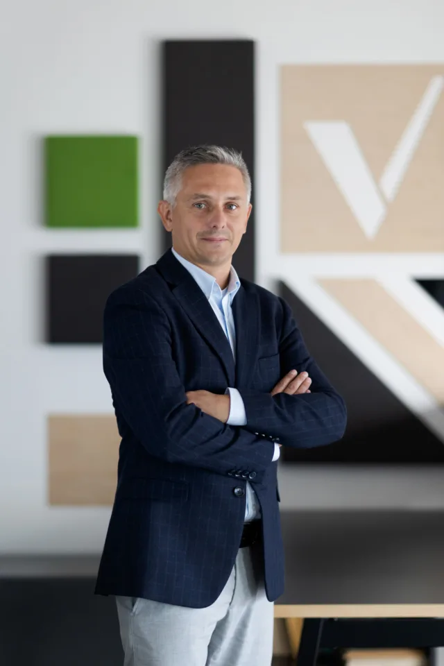 Wojciech Czarnynoga, wiceprezes VSYSTEM odpowiedzialny za generalne wykonawstwo, portret w biurze firmy