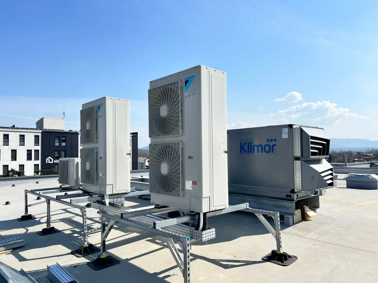 Agregaty klimatyzacyjne na dachu obiektu Karmello Chocolatier – etap montażu instalacji technicznych