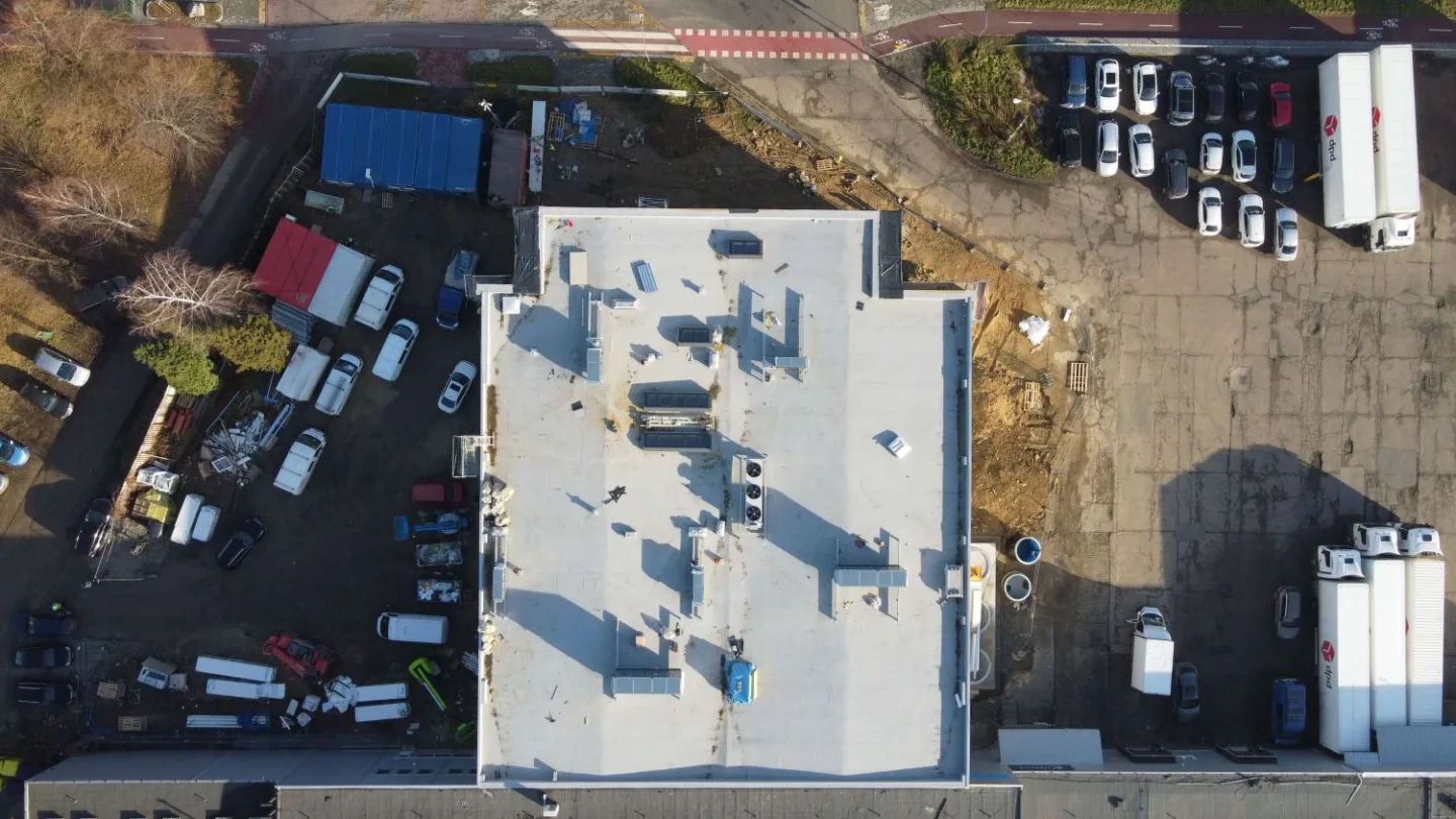 Widok z góry na dach budynku Karmello z zamontowanymi instalacjami HVAC – etap prac instalacyjnych