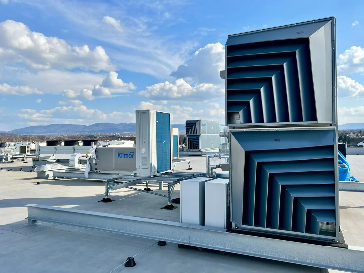 Urządzenia HVAC na dachu budynku Karmello – instalacje wentylacji i klimatyzacji w trakcie realizacji