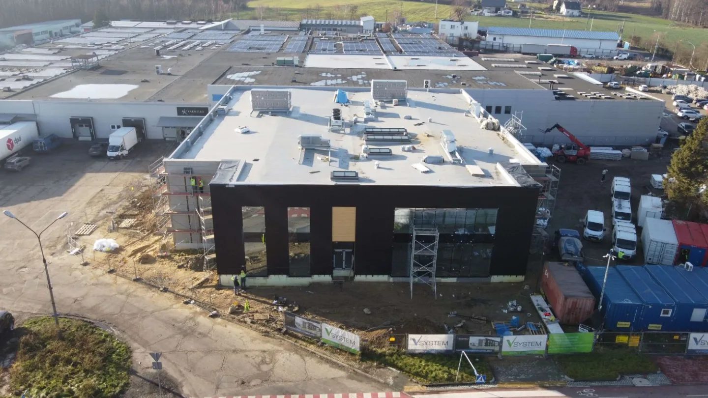 Zaawansowany etap budowy zakładu Karmello – widoczna elewacja i przygotowanie obiektu do dalszych prac wykończeniowych