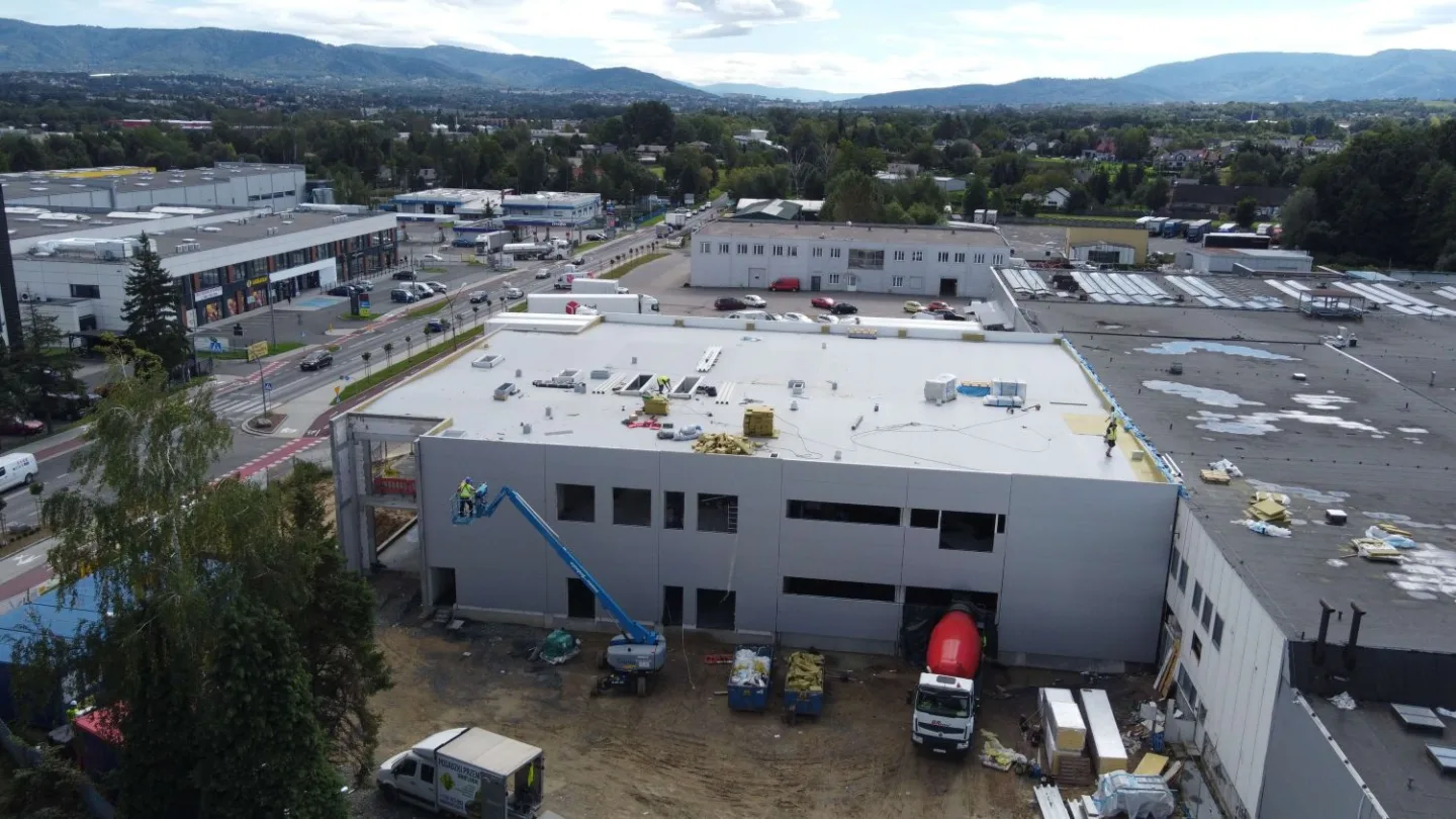 Montaż płyt warstwowych elewacji budynku Karmello Chocolatier – etap zamykania bryły obiektu