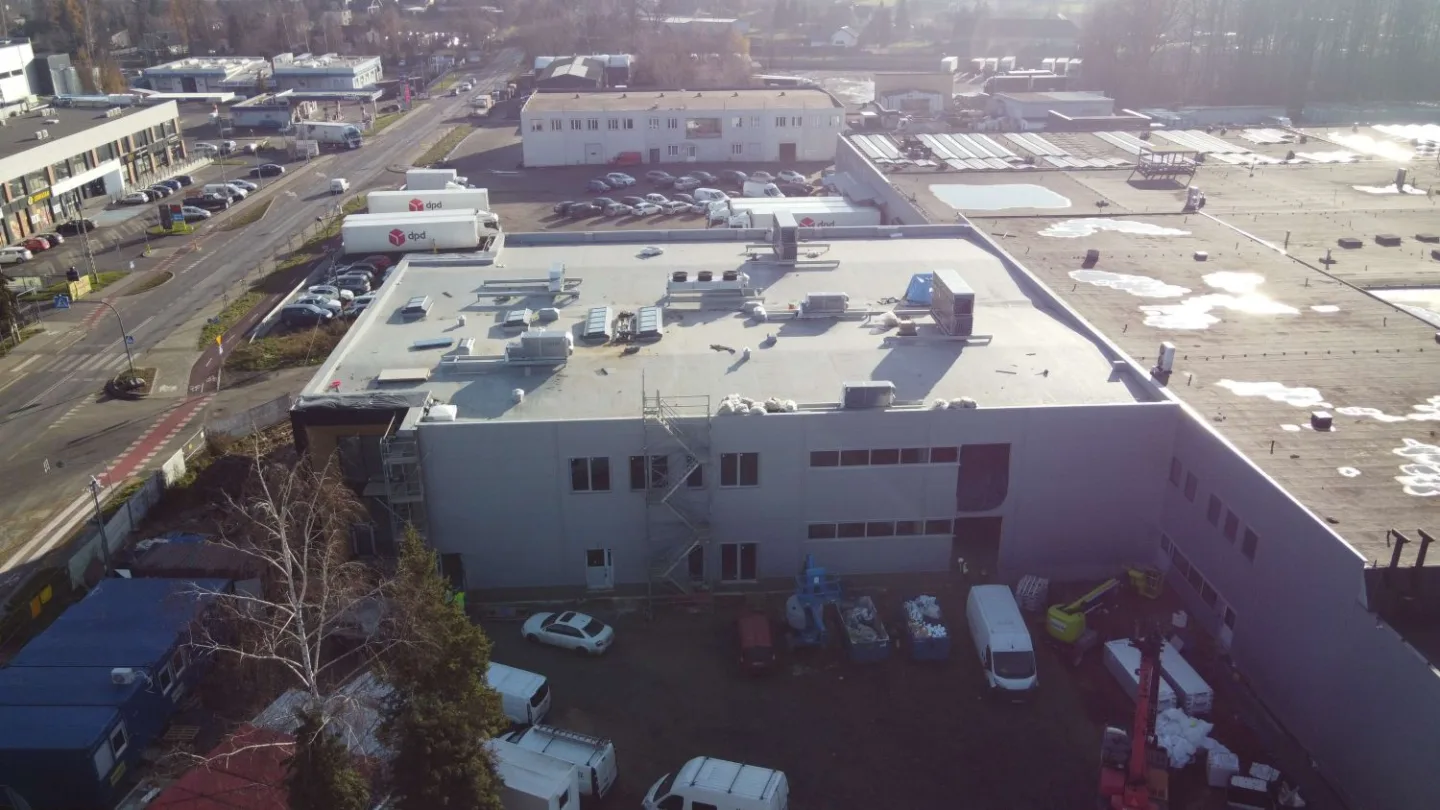 Budynek produkcyjno-usługowy Karmello Chocolatier po zamknięciu bryły – realizacja generalnego wykonawstwa VSYSTEM