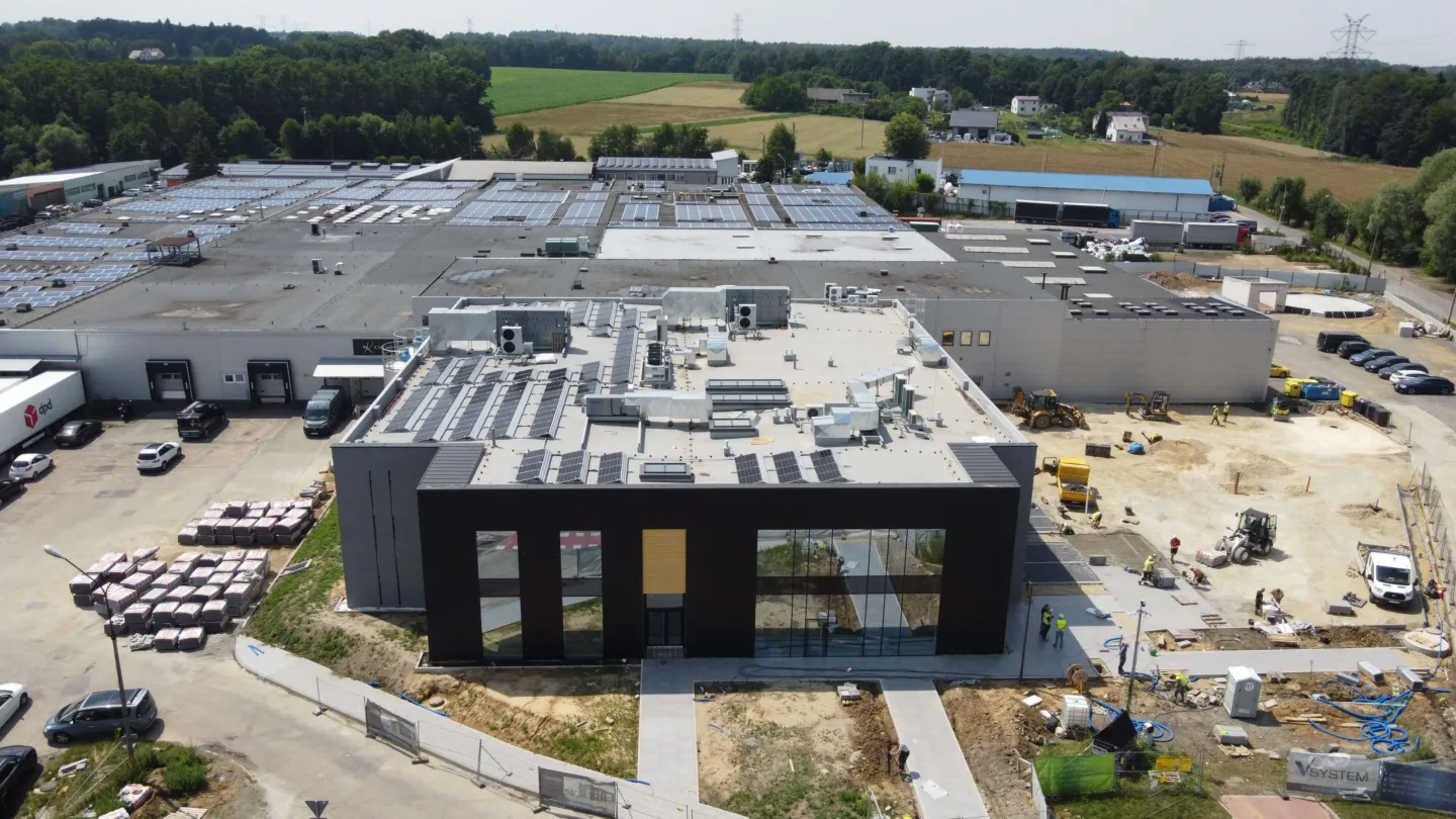 Budynek produkcyjno-usługowy Karmello z instalacją fotowoltaiczną realizowany przez VSYSTEM