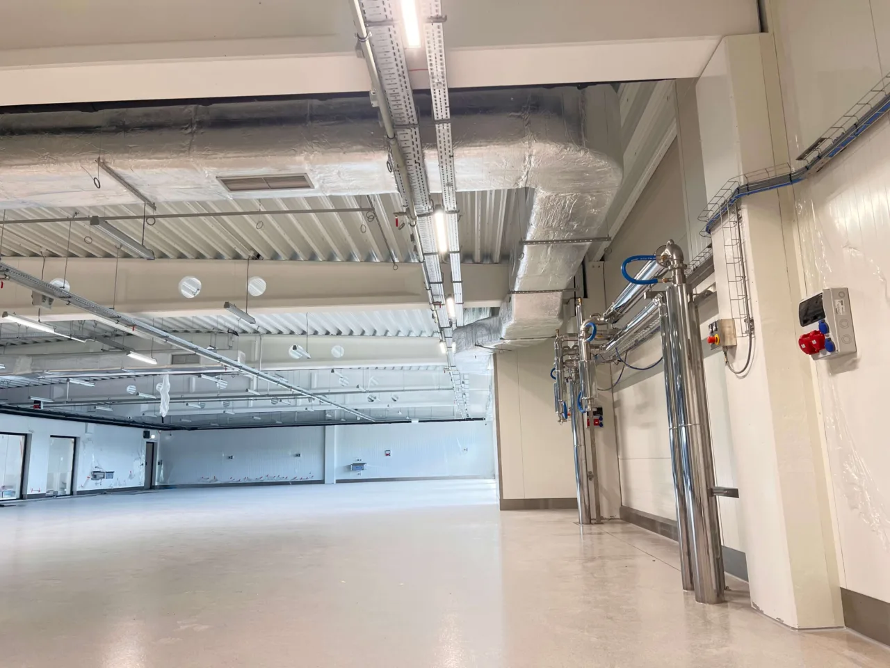 Hala produkcyjna Karmello z instalacjami technologicznymi i wentylacyjnymi wykonanymi przez VSYSTEM