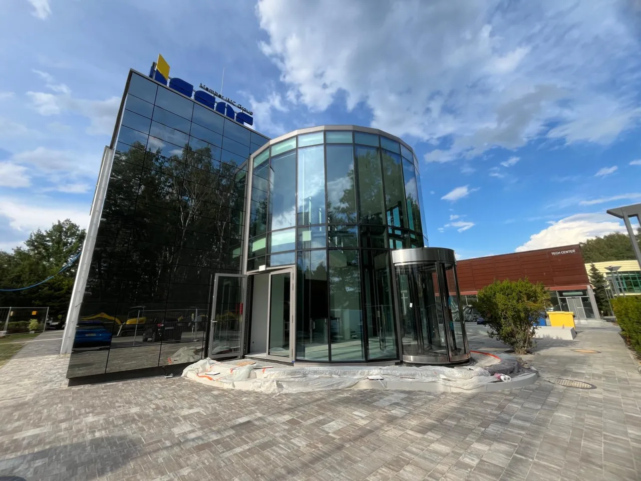 Fasada aluminiowo-szklana i drzwi obrotowe w nowej strefie wejścia do biurowca ISCAR