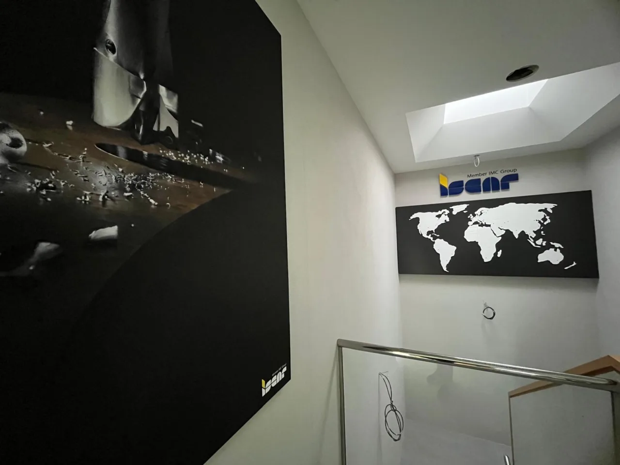 Wnętrze biurowca ISCAR w Katowicach z logo firmy i dekoracyjną mapą świata