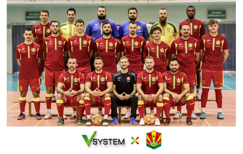 Drużyna Futsal BKS Stal Bielsko-Biała w hali sportowej, poniżej logotypy VSYSTEM i BKS rozdzielone znakiem × — grafika o współpracy sponsorskiej